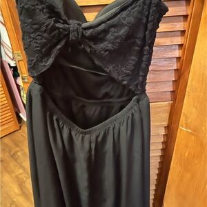 Chic Black Backless Dress with Lace Detail